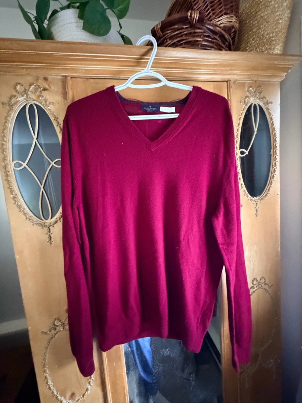 Brooks Brothers Men's V-Neck Sweater in Burgundy. FEELS LIKE CASHMERE